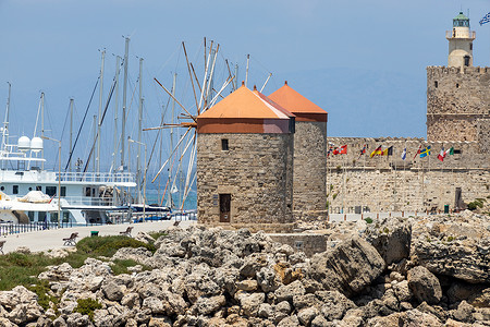 罗得岛曼德拉基港有旧风车和 Kastell Agios Nikolaos 有灯塔