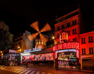 歌舞表演摄影照片_红磨坊歌舞表演在晚上，巴黎，法国