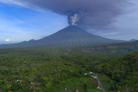 大气喷雾摄影照片_火山喷出的灰烬。