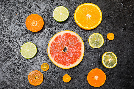 湿桌上各种新鲜柑橘类水果片
