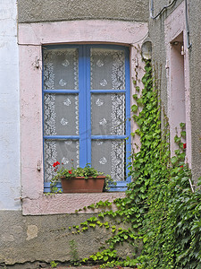布列塔尼 Dol-de-Bretagne 的蓝色窗户
