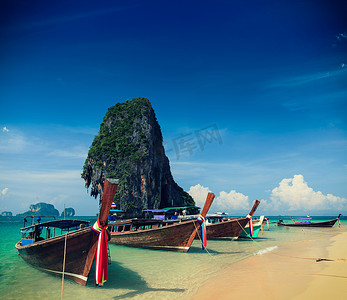 啊摄影照片_泰国海滩上的长尾船