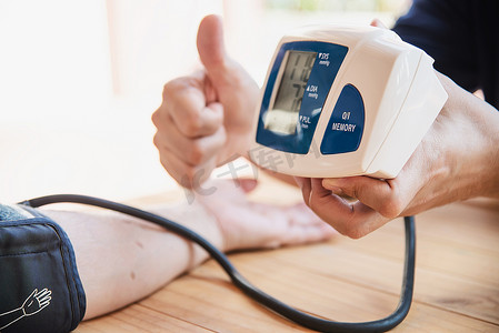 老太太正在使用血压监测器儿童装置检查血压 — 具有保健医疗仪器装置概念的人