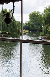 剑桥，英国 - 8 月 18 日： 康河与旅游赌徒在 gon