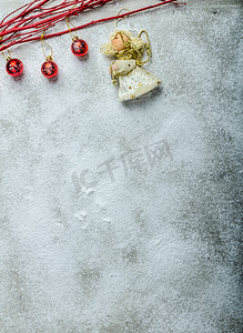 圣诞装饰品摄影照片_白雪皑皑的盘子，圣诞装饰品