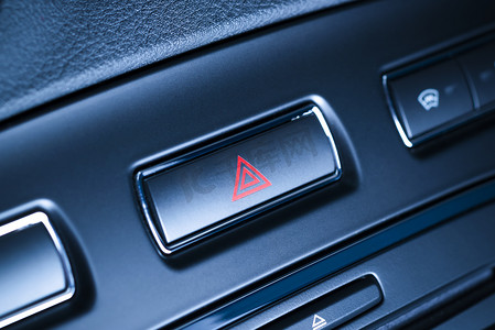 应急车辆摄影照片_车辆，带有可见红色三角形的汽车危险警告闪光灯按钮。