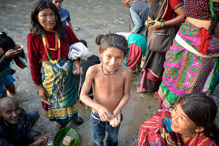 贫困儿童摄影照片_尼泊尔 - 贫困 - 父亲节