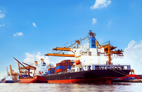 运输工具摄影照片_集装箱船在港口货物码头与码头起重机工具用于