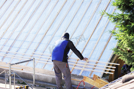 盖屋顶的人在用木头建造新屋顶