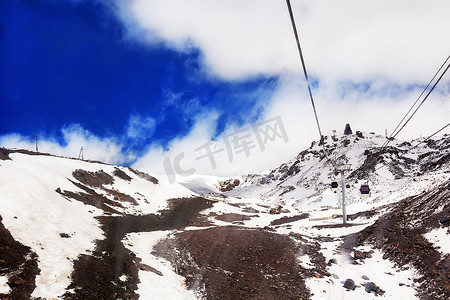 钢丝布摄影照片_在白色高加索山脉的缆车