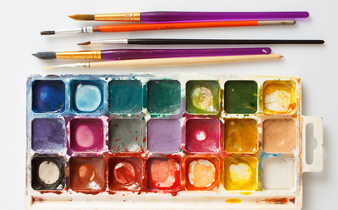 油画水粉摄影照片_一盒颜料和画笔