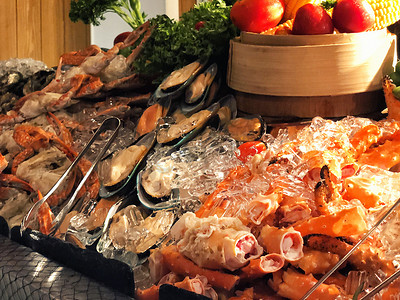 龙虾、大虾、鱿鱼、贻贝的海鲜自助餐吧。