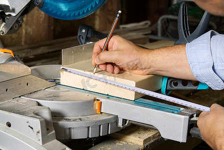 木匠使用圆锯切割木条、人锯条、建筑和家庭装修。