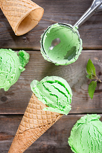 冰淇淋设计摄影照片_顶视图薄荷冰淇淋甜筒