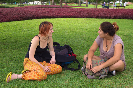 两个年轻女人在公园里聊天