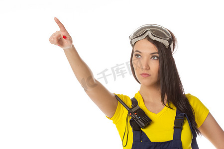 一名女性建筑工人举着向上的信号-被隔离。