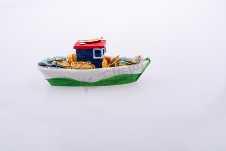玩具帆船摄影照片_带窗户的彩色小模型船