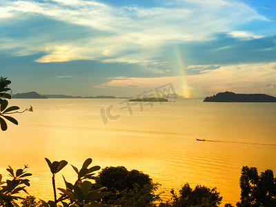 泰国普吉岛海上美丽的彩虹