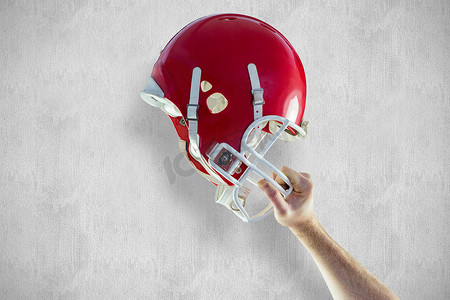 美式足球运动员举起头盔的合成图像