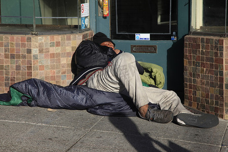无家可归的人睡在街上