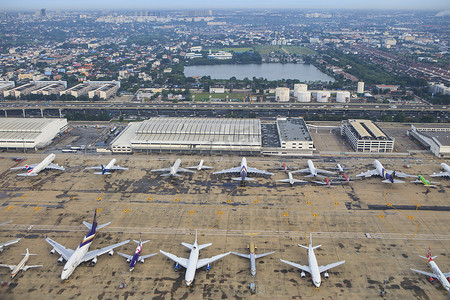 商用飞机摄影照片_泰国曼谷 8 月 20 日：客运和商用飞机停放