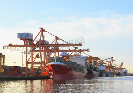 航运港口图像中的商业船舶装载集装箱用于