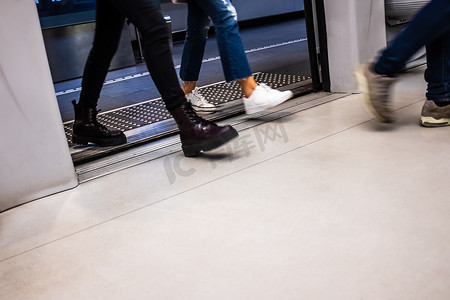 移动的人们在布雷西亚（意大利）的地铁站进入车厢。