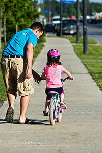 父亲孩子摄影照片_孩子跟爸爸学骑自行车