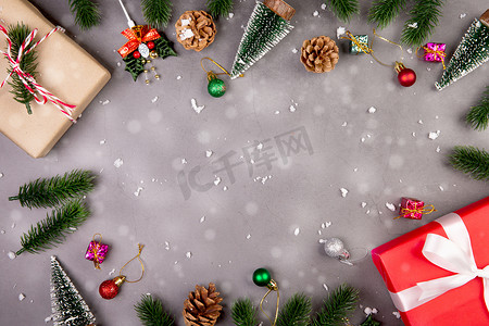 带礼盒和雪饰的圣诞假期组合，新年和圣诞节或周年纪念日，在水泥地板背景上按季节、顶视图或平躺、复制空间提供礼物。