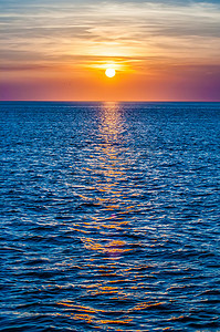 大海太阳摄影照片_多色棱镜海上日落