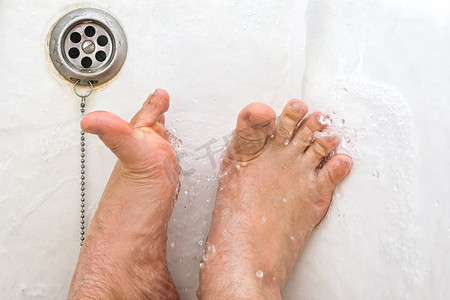 躺在浴室里用自来水洗脚特写