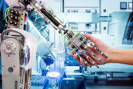 人工智能与人类在蓝色色调背景下的工业机器人握手