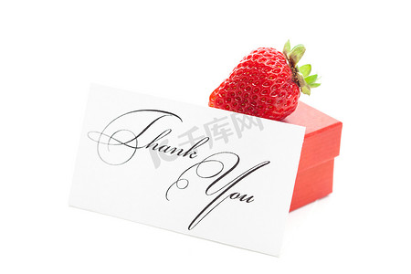 鞠躬感谢摄影照片_红色礼品盒、感谢卡和白色隔离的草莓