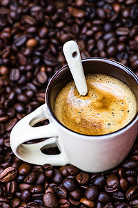 红色背景中带烤咖啡豆的咖啡杯，咖啡 c