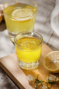 夏季清爽摄影照片_清爽的柑橘柠檬水，夏季饮品。