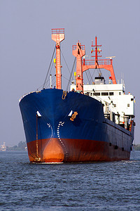 大海上的货船摄影照片_海上的货船