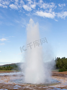 冰岛 Geysir 地区的 Strokkur 喷发