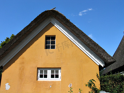 丹麦典型的茅草屋顶乡间别墅