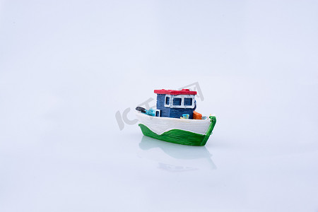 带窗户的彩色小模型船