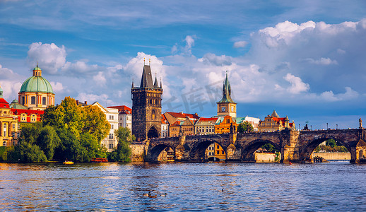 西语摄影照片_布拉格在一个阳光明媚的日子，老城区，布拉格，捷克共和国的景色。