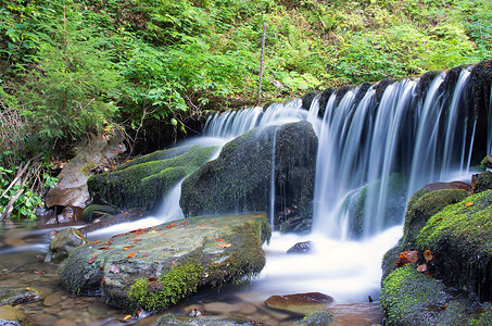 小溪场景摄影照片_美丽的瀑布场景，乌克兰喀尔巴阡山脉的石盆瀑布