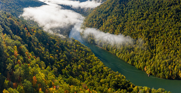 敦巴辛饶摄影照片_西弗吉尼亚州 Coopers Rock 州立公园上游 Cheat River 的狭窄峡谷，秋色