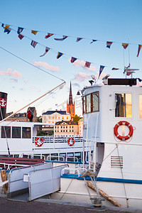 白色轮船摄影照片_瑞典斯德哥尔摩 Gamla stan 的传统轮渡轮船。