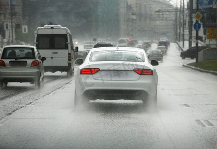 雨中的路