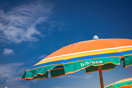 放松的伞海滩和反对蓝天的日落海滩。
