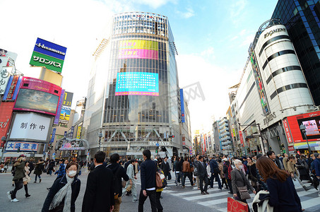 涉谷十字路口摄影照片_东京 — 11 月 28 日：涩谷著名十字路口的行人