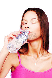 女人从瓶子里喝水