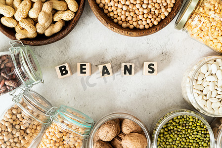木碗里的各种干豆类，白色大理石背景上写着“Beans top view flat”