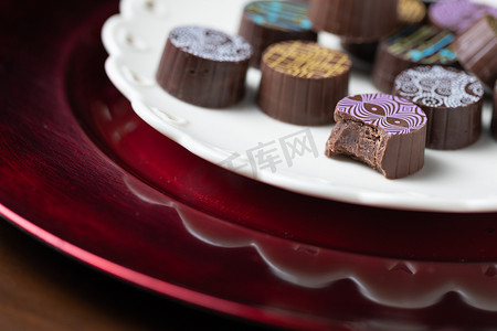 巧克力红心摄影照片_上菜盘上的工匠精美巧克力糖
