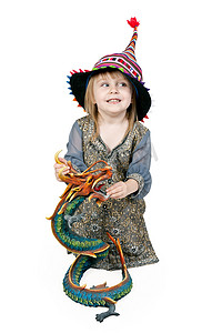 小女孩坐在地板上，带着一条装饰性的龙